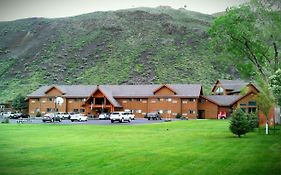 Yellowstone Village Inn And Suites