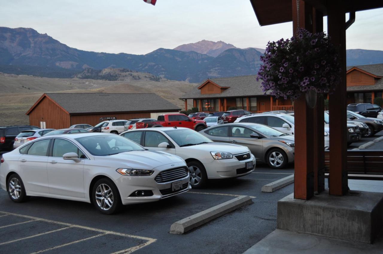 Yellowstone Village Inn And Suites Gardiner Exterior foto