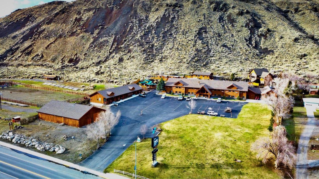 Yellowstone Village Inn And Suites Gardiner Exterior foto