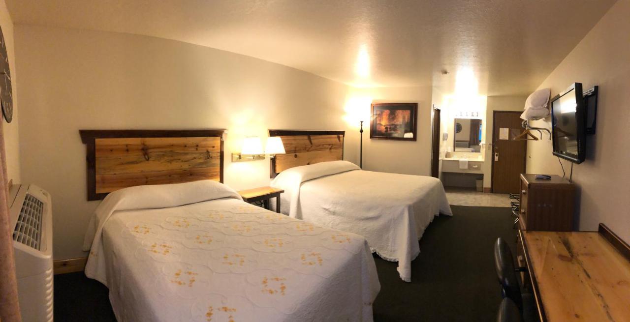 Yellowstone Village Inn And Suites Gardiner Exterior foto