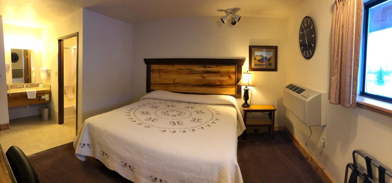 Yellowstone Village Inn And Suites Gardiner Exterior foto